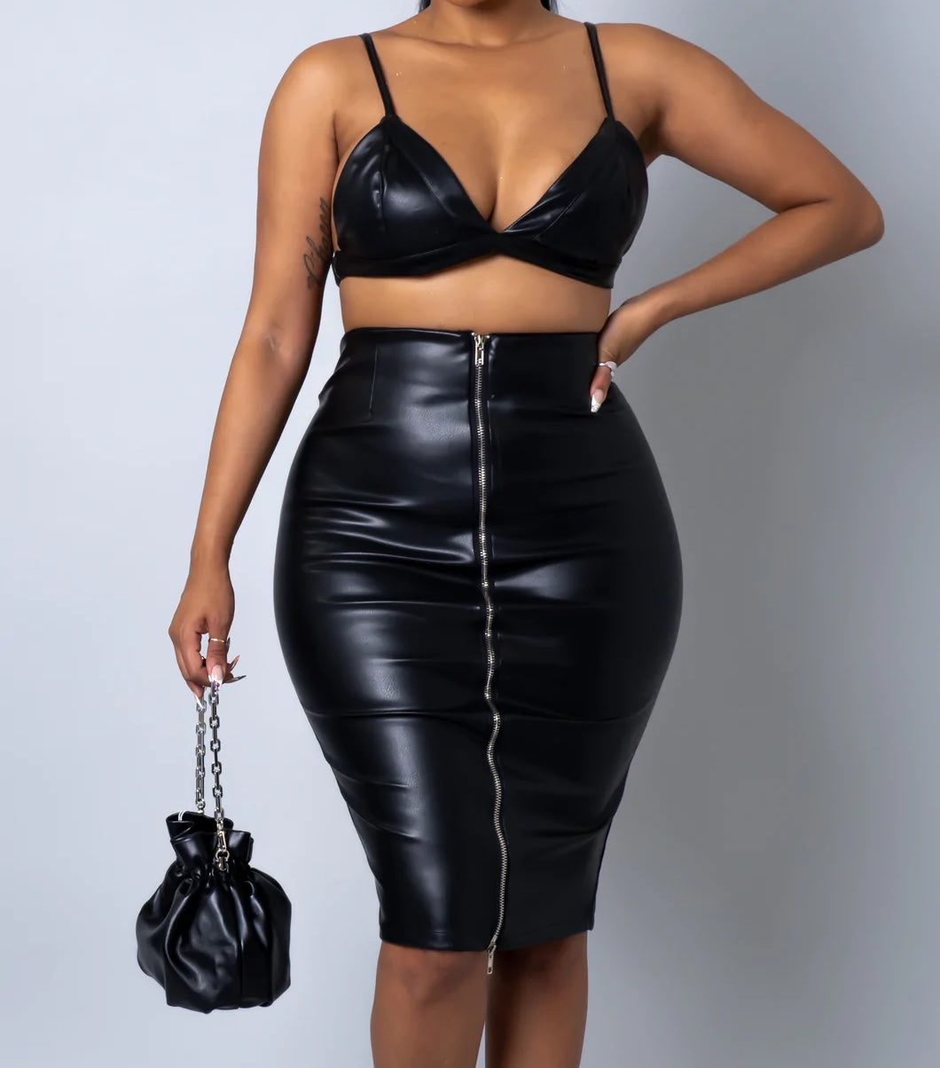 The Headliner Vegan Leather Midi Skirt Set (BLACK )SimplyDerri
Keep it cute and classy with Our Headliner Vegan Leather Midi Skirt Set. Featuring a midi skirt and matching crop top made of soft vegan leather fabric; this outfitOutfit SetsHeadliner Vegan Leather Midi Skirt Set (BLACK )